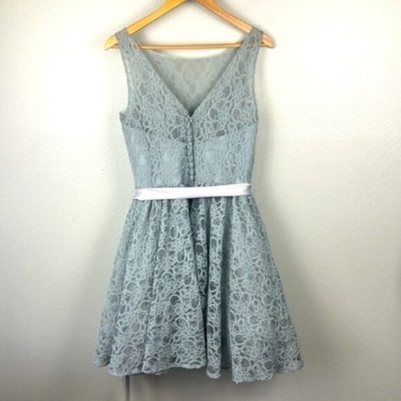 Mori Lee Mini Formal Dress Silver/Gray Lace Ribbon Bow Button-back Sleeveless 12 - Picture 4 of 13